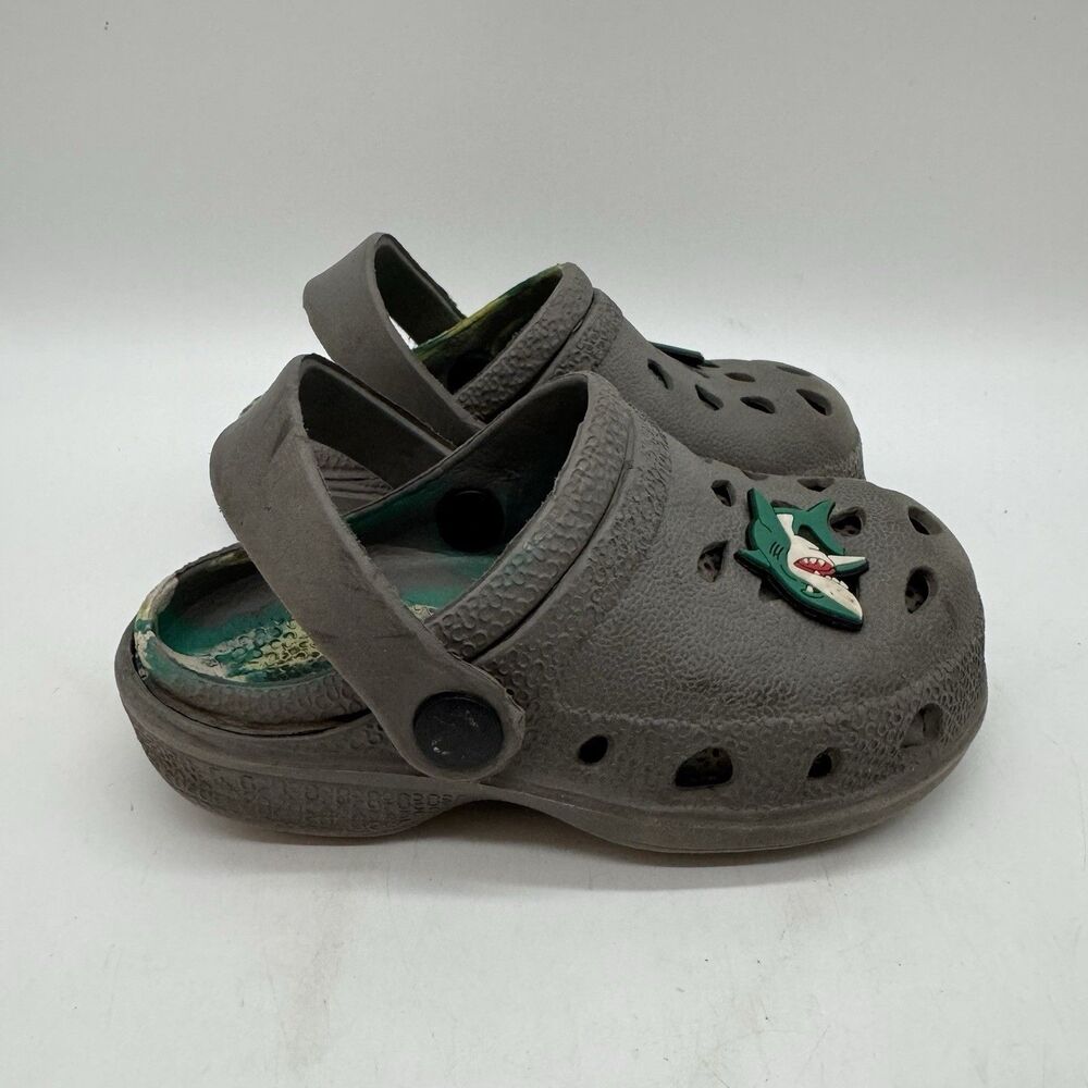 Capelli New York Toddler Boys 8 Gray Tie-Dye EVA Clogs with Shark Jibbitz Charms